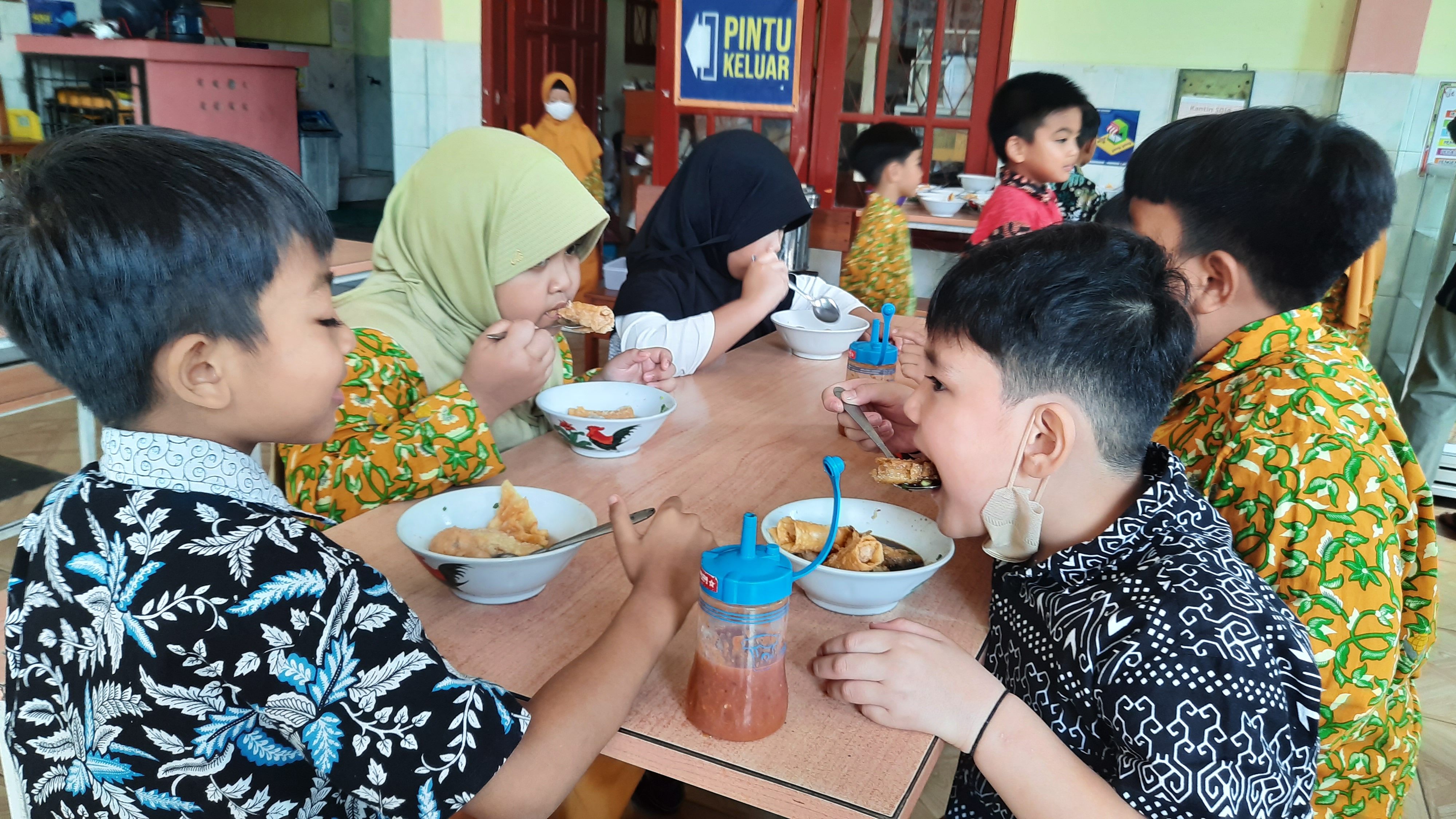 Suasana Menikmati Menu Makanan Kantin Sehat