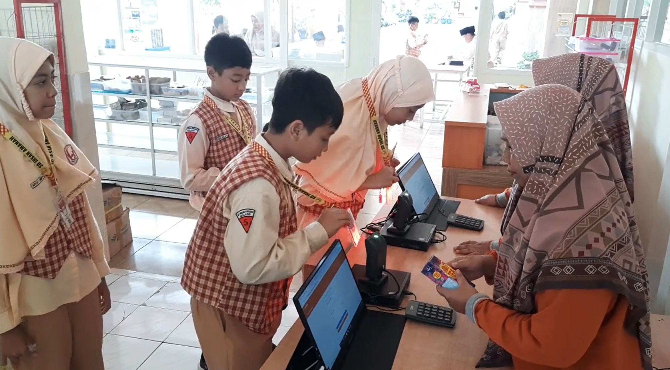 Proses Kasir Tenant Memindai Kartu Siswa